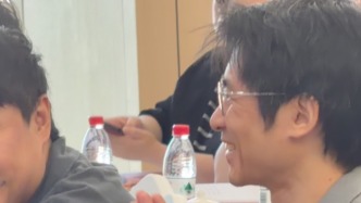 导演韩寒开会被表扬，害羞了