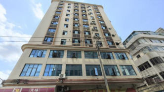 东莞一布料店偷排有毒废气致楼上母子中毒昏迷，事故调查报告建议追究店主刑责