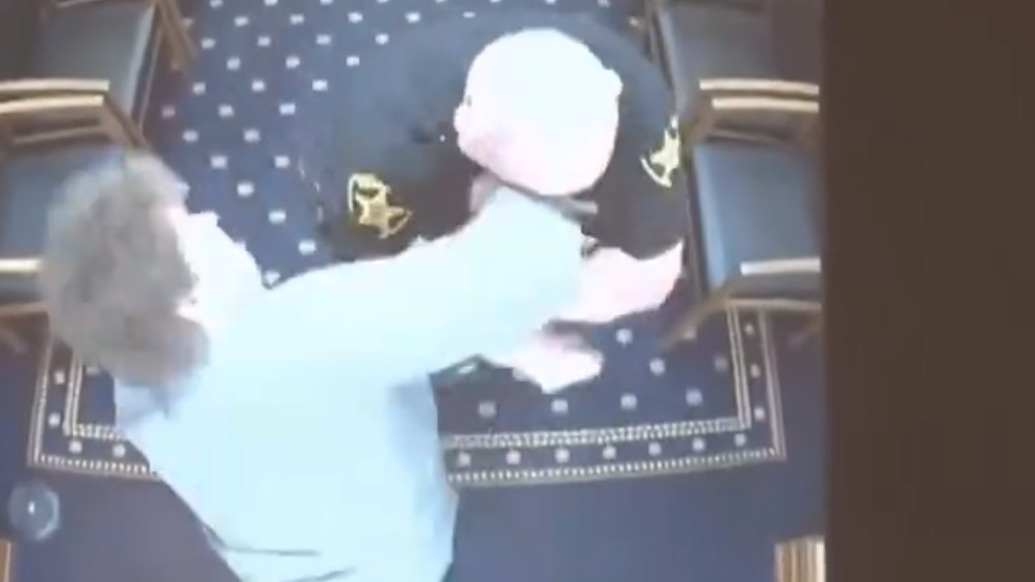 监控曝光！美国法庭突发一幕：判刑后，男子弄断手铐袭警欲逃跑