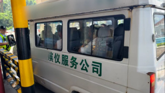 一核载7人殡葬车实载16人且多为老人，警方：司机涉危险驾驶罪