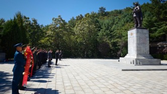 第三届中国青年干部代表团访朝，祭扫志愿军烈士陵园