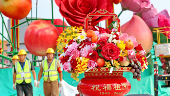 多图丨天安门广场“祝福祖国”花篮开始吊装，仿真模型亮相
