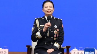 脱下橄榄绿换上藏青蓝，她在国门站了34年