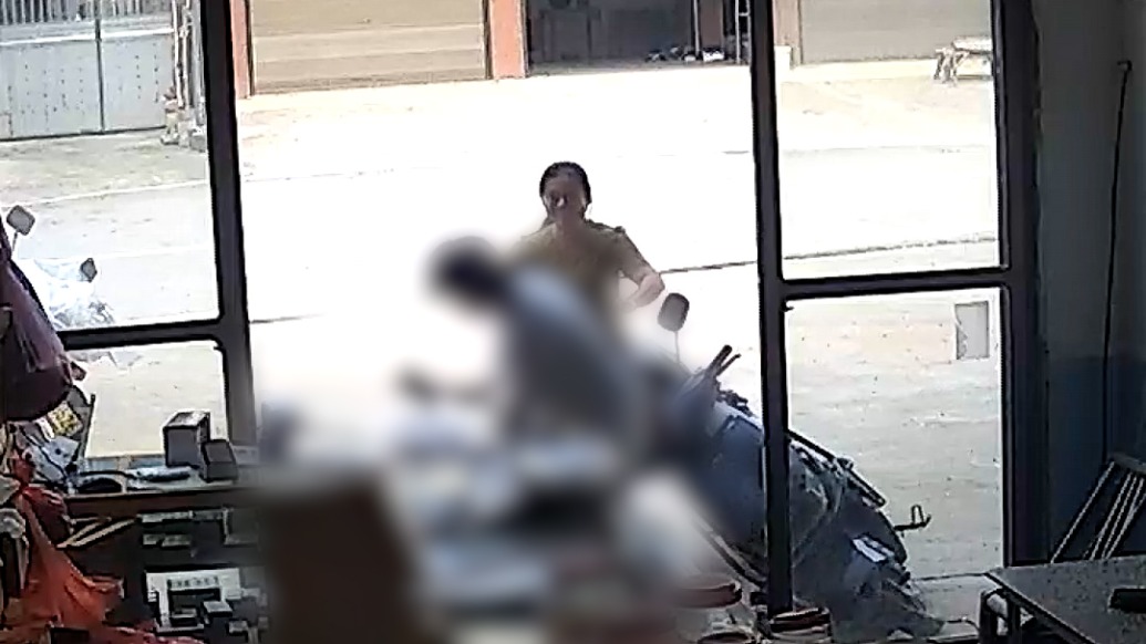 湖南双峰县一女子持刀追砍老人,附近商铺女老板徒手夺刀