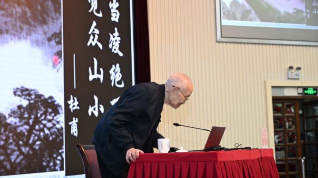 这才是我们该追的“顶流”:九旬院士主动请缨再开课,课后向学生鞠躬致谢