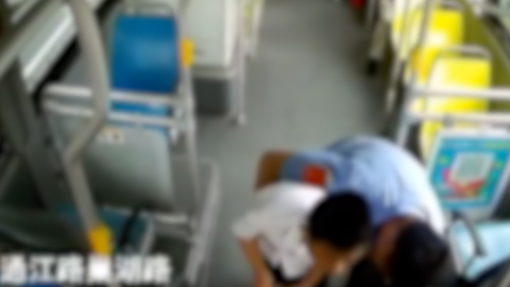 少年乘车时吃糖被卡住,常州公交司机停好车出手相救