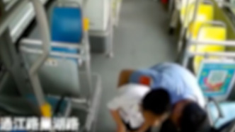少年乘车时吃糖被卡住，常州公交司机停好车出手相救