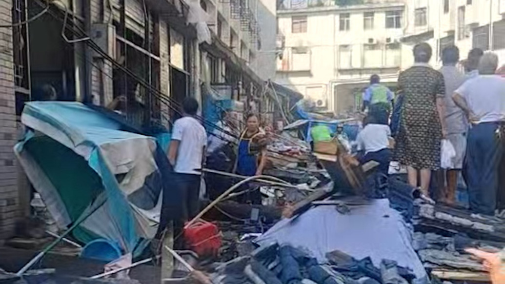 赣州一小商品市场临街屋檐成排脱落,有人受伤送医