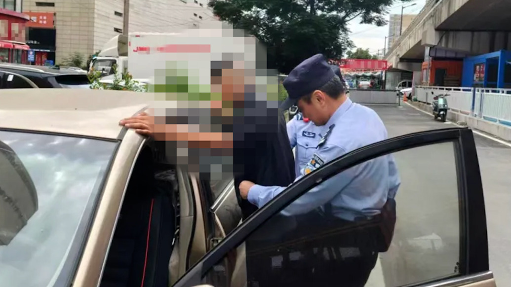 男子拉车门盗窃被车主反锁车内,民警赶到现场抓获