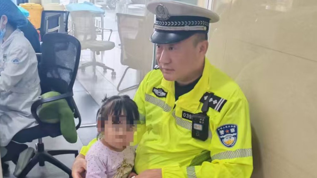 女童手指夹断送医途中家长紧张到无法驾车,巡逻交警用警车将女童送往医院