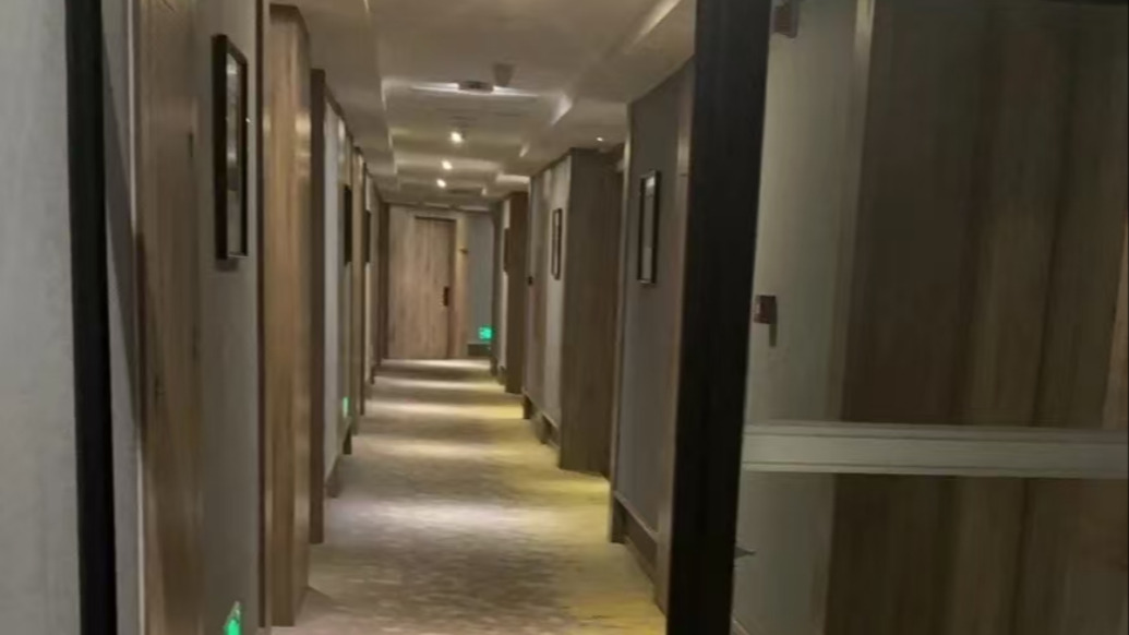 住客反映空调喷撒白色粉末致其中毒,美朵酒店:当事人涉嫌敲诈勒索
