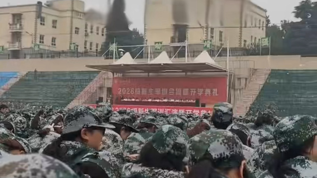 郑州健康学院新生雨中会操,领导棚下观礼?校方:以后会考虑周全