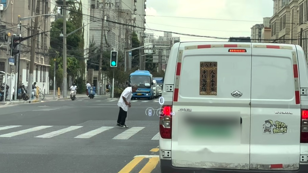 上海街头,他们静候老人过马路:这份城市温柔不只是靠自觉