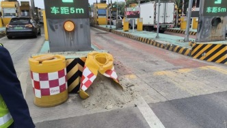 撞坏一个防撞桶赔500元？网友质疑成雅高速要价太高，记者调查