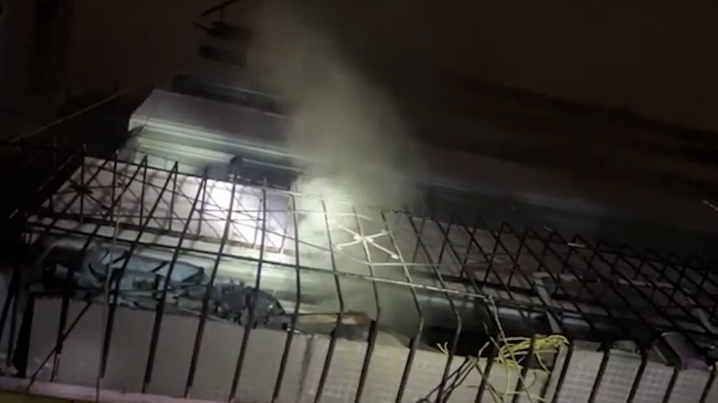 夜巡发现火情,3名城管队员挨户敲门疏散居民,背出行动不便的老人