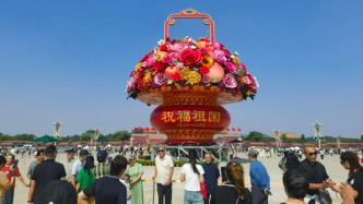 迎国庆，天安门广场大花篮主体亮相