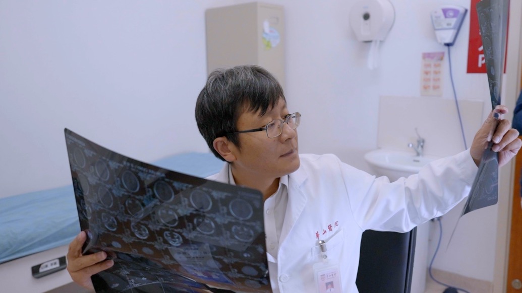人最后为什么会变成“老小孩”?郁金泰:人的一生是一条抛物线