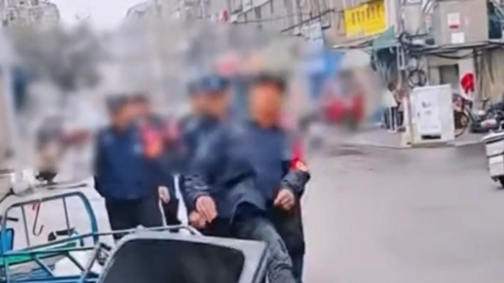 湖北孝感一菜市场秩序维护人员踢翻垃圾桶,官方通报:已对涉事人员严肃批评教育