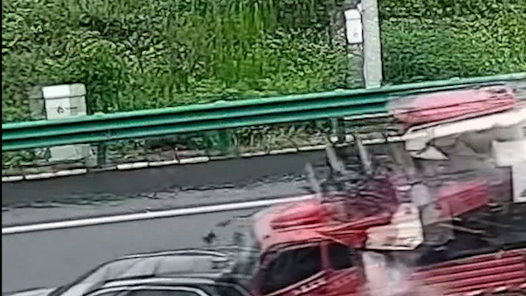 小车在高速上出事故后司机欲回车内拿外套,交警着急拦下,刚撤离事故车就被货车撞飞了