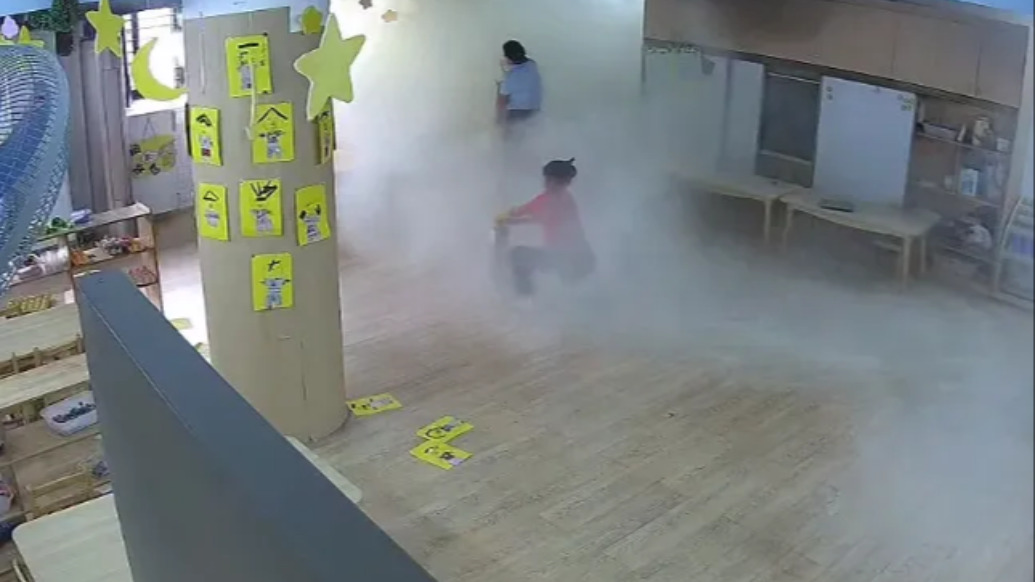 广东阳西一幼儿园教室抽风机起火,老师分工扑救并转移孩子