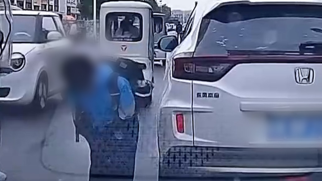 双向奔赴的温柔！车主停车礼让，小学生躬身致谢