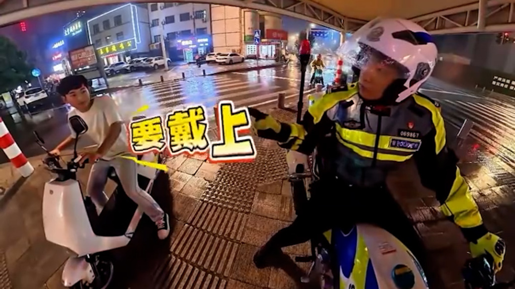 襄阳交警深夜巡逻遇到下班未戴头盔小伙,“碎碎念”叮嘱还送了一顶头盔
