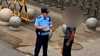 护学岗辅警一眼认出盗窃嫌疑人，巧妙周旋拖住目标，支援到场完成抓捕