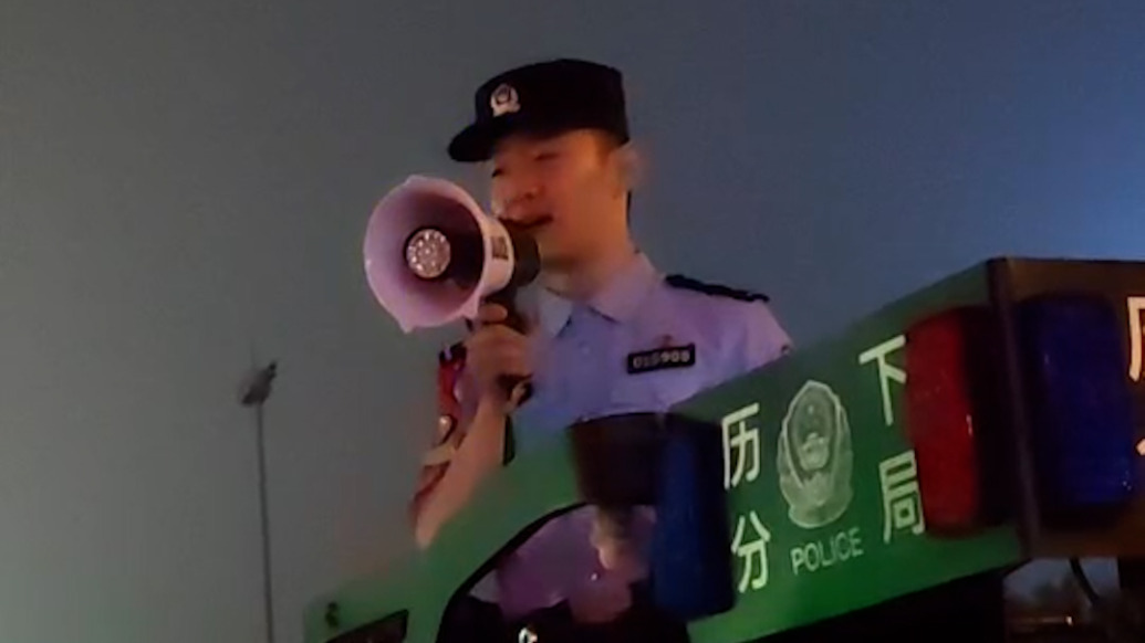 中秋夜凤凰传奇济南开唱，民警温情喊话歌迷：月亮之上是热爱，月亮之下是平安