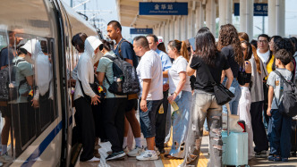 全国铁路预计今日发送1300万人次，计划加开旅客列车644列