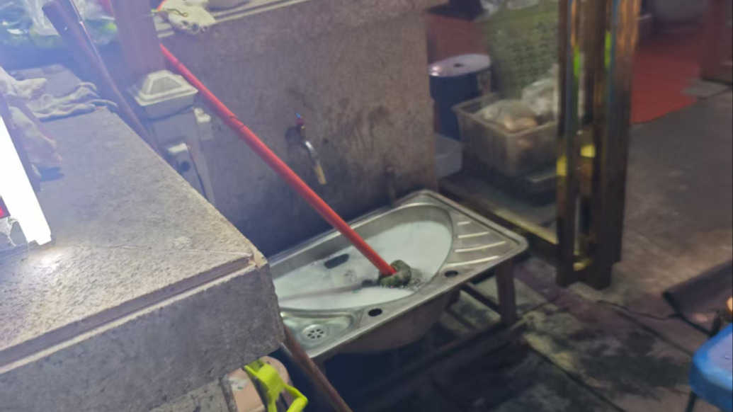 火锅店被指水池洗菜又洗拖把小狗随意进出,合肥蜀山经开区市监所:会核查