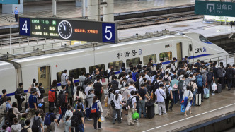 全国铁路迎中秋假期返程客流高峰，今日预计发送1686万人次