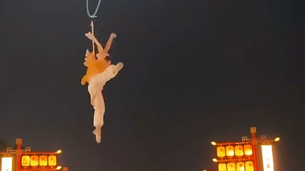 演员高空表演时坠落，事发景区：该新节目安全措施或有欠缺，演员无大碍