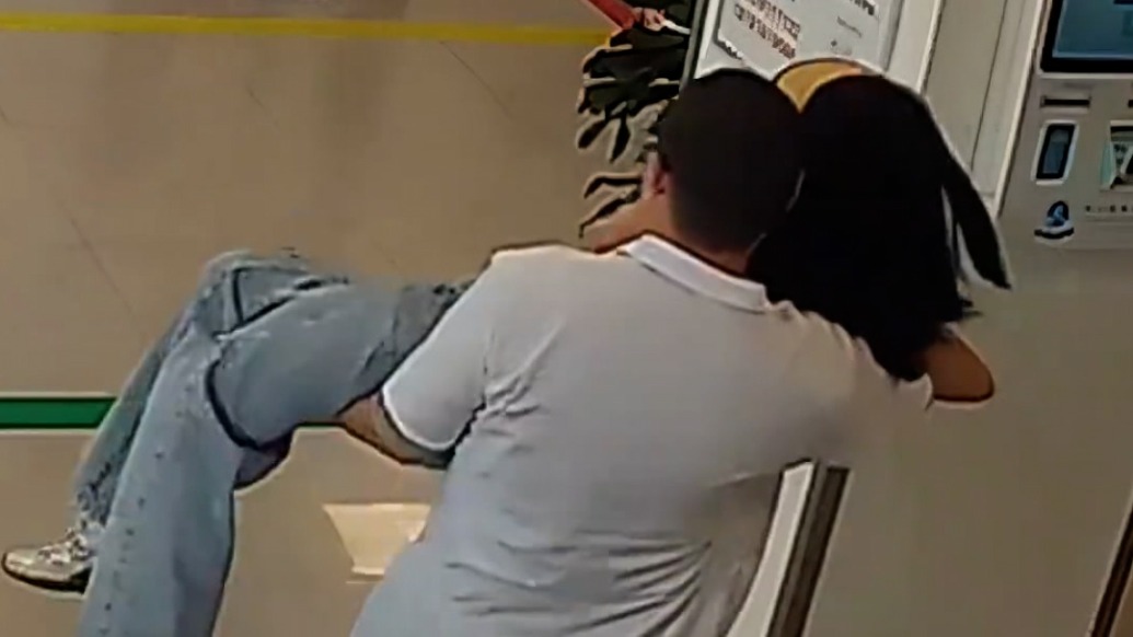 女子就诊时突然呼吸困难无法站立,护士一把抱起冲进抢救室