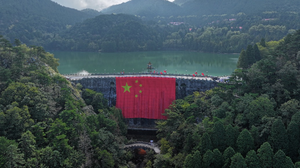 祝祖国生日快乐!巨型国旗耀庐山,游客纷纷驻足凝望
