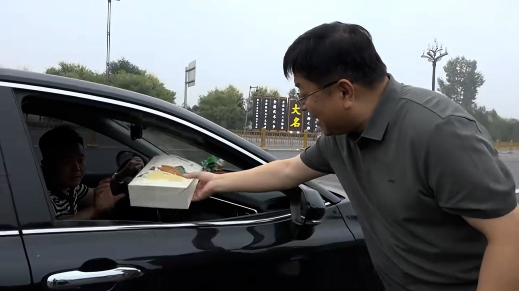 河北大名县委书记高速路口为游客发盲盒,文旅部门:是城市宣传一部分