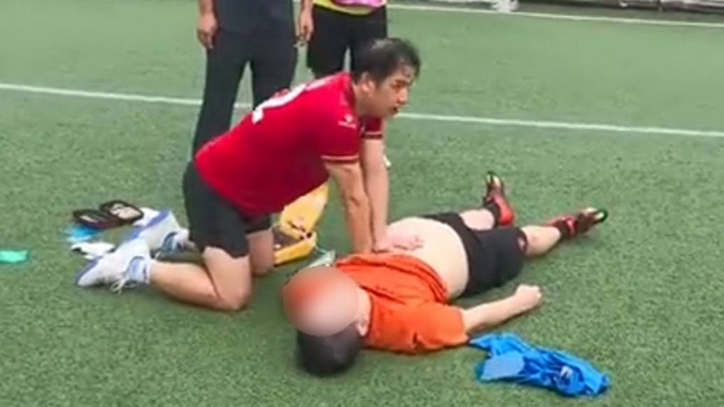 39岁男子踢球时心脏骤停,球友与120医护人员接力抢救
