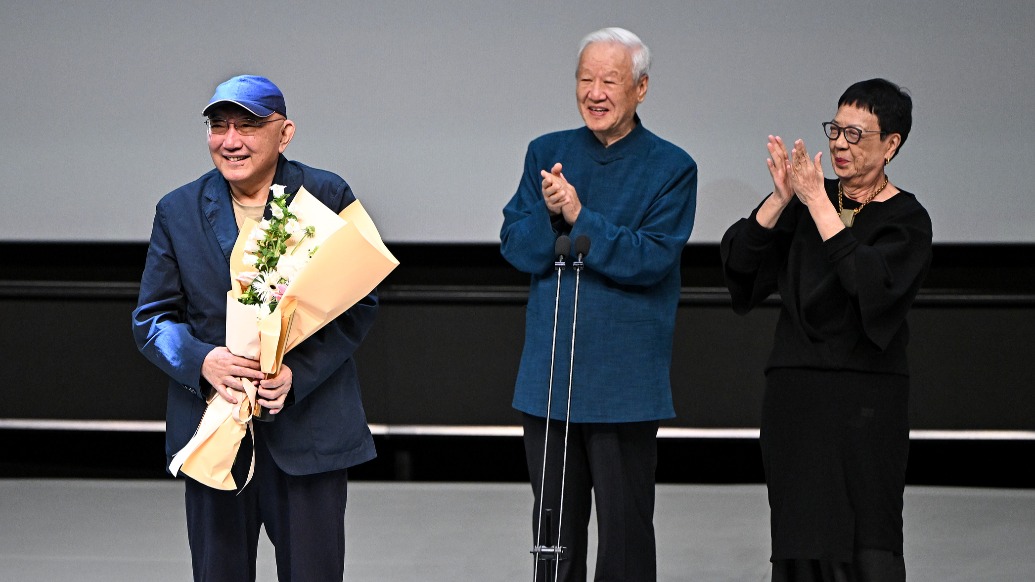 导演谢飞和许鞍华，给韩三平颁了中国电影海外贡献荣誉