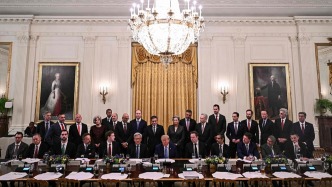特朗普与科技巨头签署白宫AI自律协议，马斯克、黄仁勋、阿莫迪均出席
