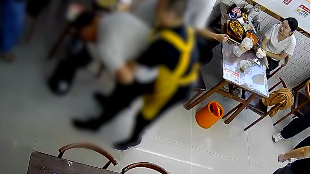 顾客就餐被卡,餐馆老板用海姆立克法成功施救