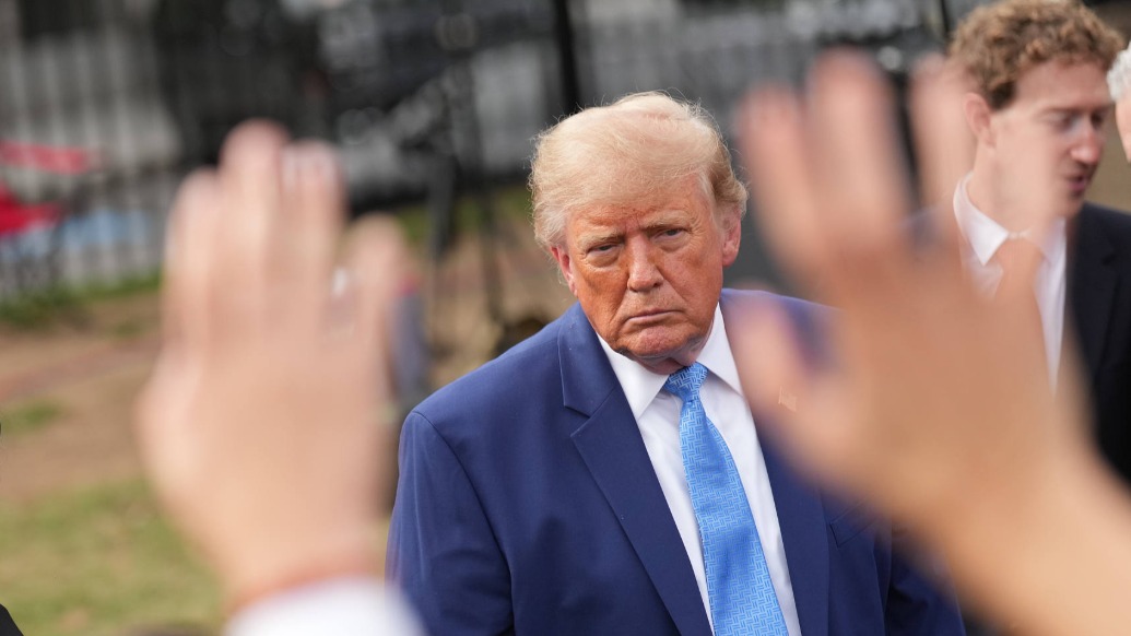 特朗普当众羞辱CNN记者“假新闻制造者”