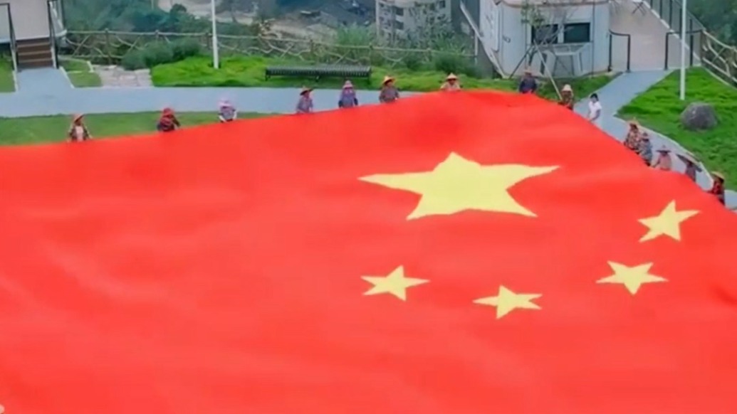 泉州60名茶农在山顶上拉起600平方米巨幅五星红旗:用自己的方式为祖国庆生