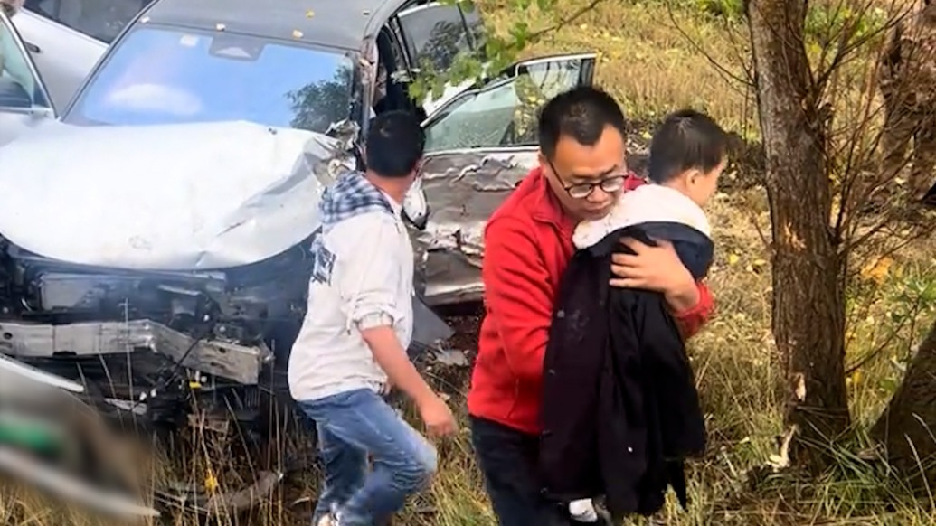 车辆发生事故,路过游客紧急出手救出被困人员