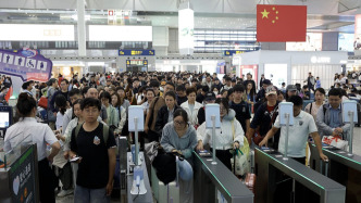 全国铁路预计今日发送旅客2480万人次，计划加开旅客列车2324列