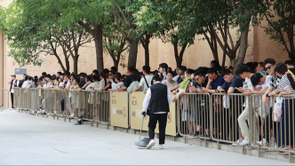 旁白｜游乐园的双重体验：门票之外，速通服务该如何拿捏分寸