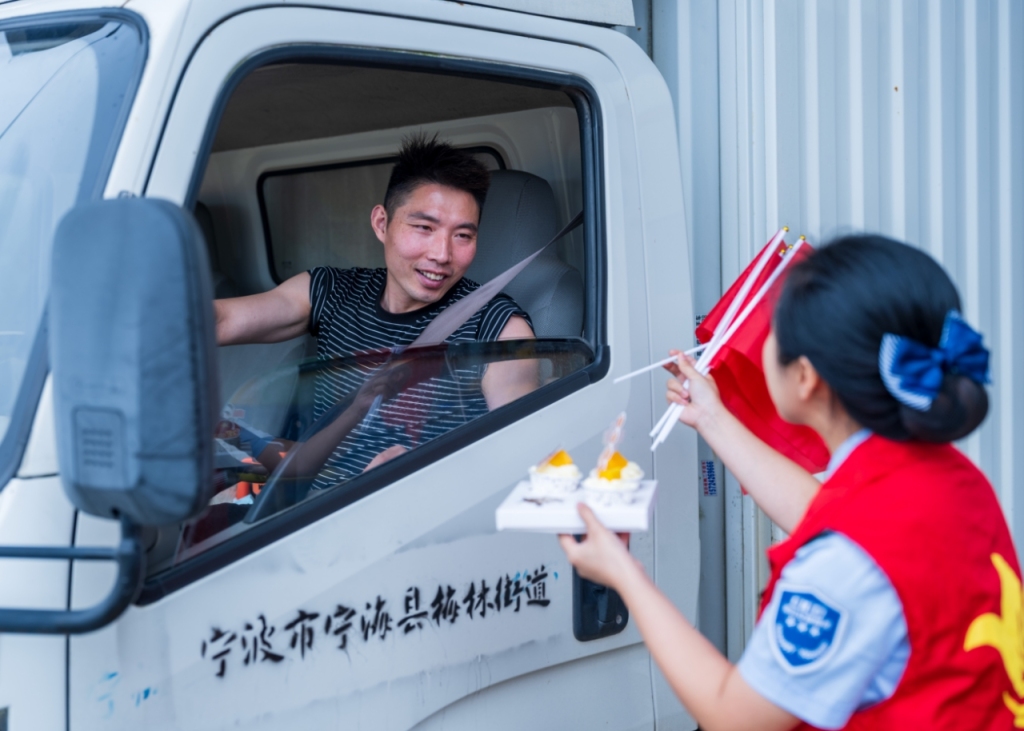 国庆旅途暖意浓：高速收费站联合医院开展免费义诊守护“方向盘上的健康”