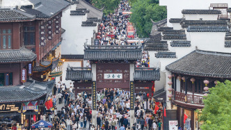 国庆假期首日各地景区迎开门红：拼假拉长出行半径，多个县域民宿预订量翻倍