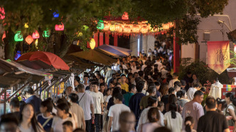 国庆假期第二天多地景区再发限流公告，节中机票“真香价”催生“说走就走”的旅行