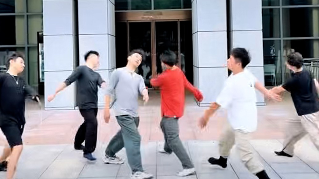 上传者回应“闪身步”“狗熊哆嗦毛”出圈:没想到时隔多年爆火,很高兴民族民间舞文化被看见
