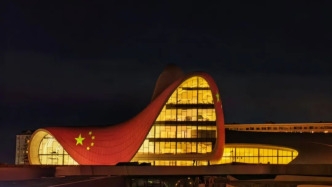 阿塞拜疆地标建筑点亮五星红旗庆祝中国国庆