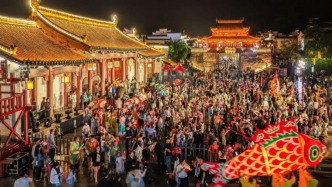 奔赴“县”场｜徽州古城非遗热：网红鱼灯“游”出文旅新路